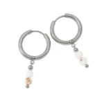 pendientes de aro plateados tipo 'huggie' con un colgante formado por dos cuentas de piedra howlita blanca con vetas grises.