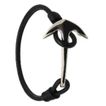 "Accesorio de moda: Brazalete minimalista con motivo de ancla para un estilo costero y moderno."