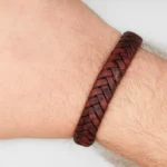 Pulsera de moda contemporánea de cuero con terminal metálico.