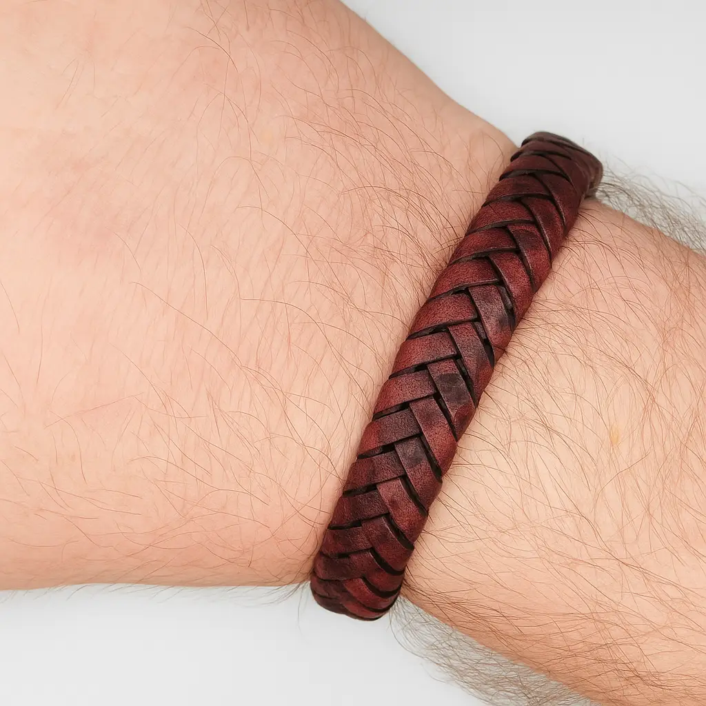 Brazalete de Cuero Trenzado Marrón con Cierre Metálico – Elegancia Casual Pulsera de moda contemporánea de cuero con terminal metálico.