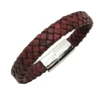 Accesorio de joyería de cuero trenzado ancho con cierre.