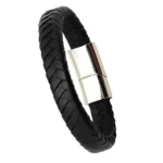 Brazalete de cuero trenzado negro con cierre magnético metálico plateado.
