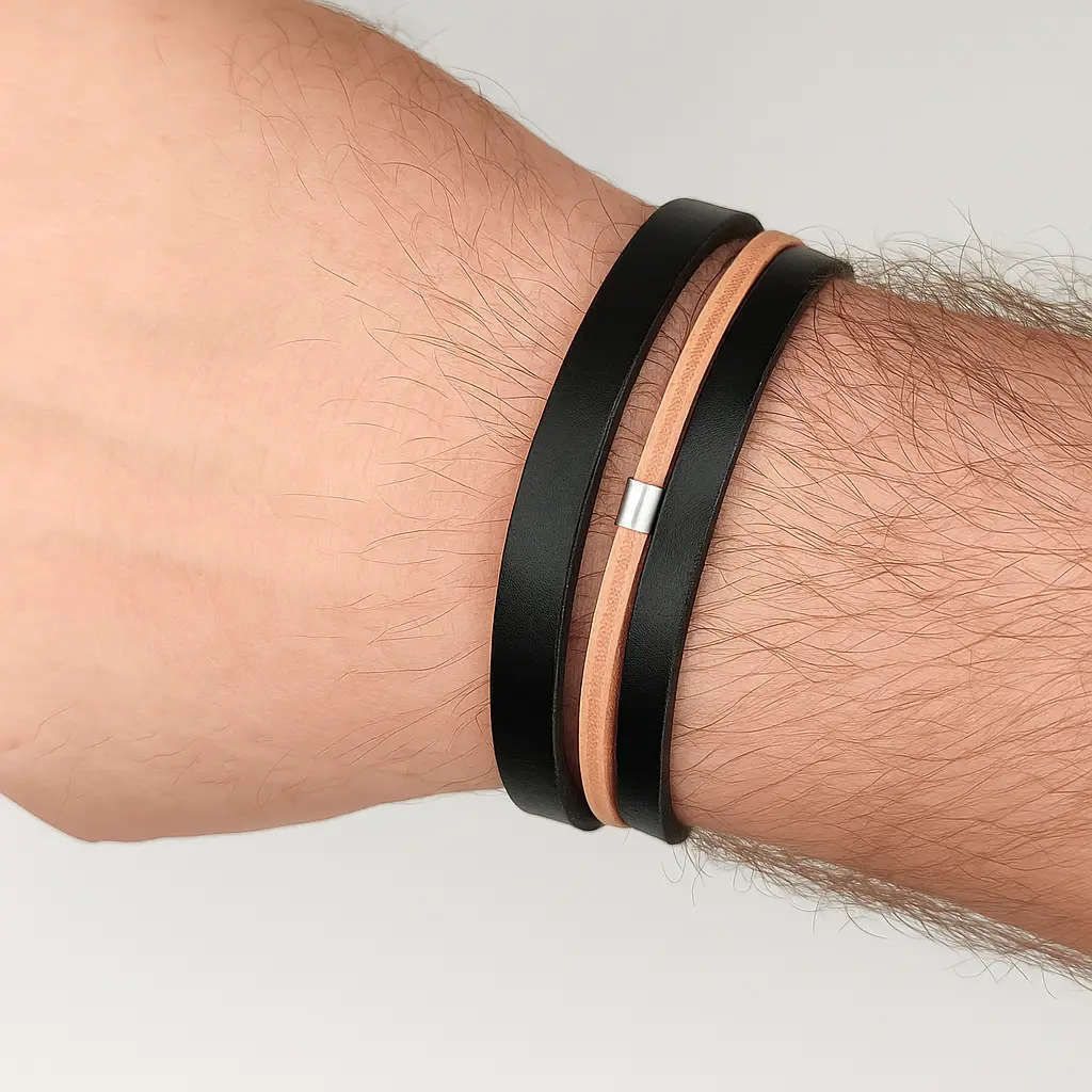 Brazalete de Piel Bicolor con Detalles en Acero.. Pulsera de tiras de cuero superpuestas con detalles cilíndricos de metal pulido.