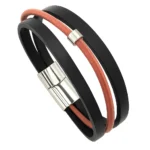 Accesorio de moda: Pulsera de varias tiras de cuero con abalorio central de metal liso.