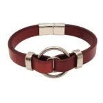 Pulsera de estilo marinero con cuerda anudada y ancla de metal brillante.