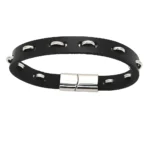 Pulsera de cuero negro de banda ancha con detalles de argollas de metal a lo largo del borde.