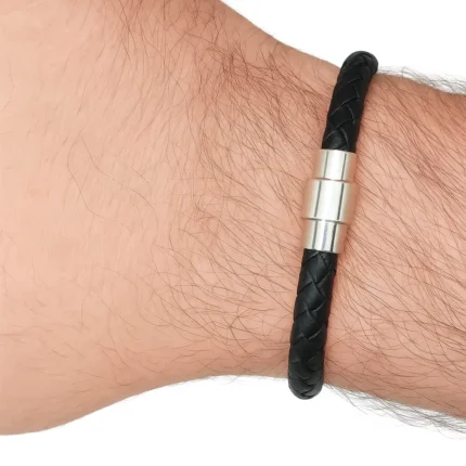 "Brazalete de Piel Trenzada "Esencial" negro para hombre con cierre cilíndrico de acero plateado."