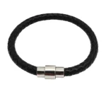 "Brazalete de Piel Trenzada Esencial en color negro con cierre de tubo magnético de acero inoxidable."