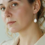 Pendiente de fantasía con perla colgante.