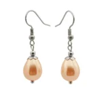 Primer plano de un arete de gancho con cuenta alargada.