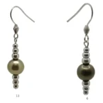 Pendiente colgante de gancho con perla iridiscente grande y cuentas de acero espaciadoras.