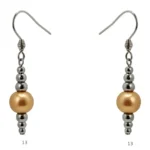 Pendiente Colgante con Perla Desigual y Cuentas de Acero, Pendiente de gancho con diseño de perla y cadena de cuentas de metal pulido.