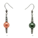 Pendiente de perla de tono cálido con montura de metal hipoalergénico.