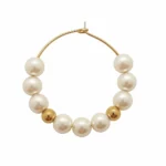 Pendiente de Aro Dorado con Perlas multicolor,Joyería femenina: Pendiente de gancho con perla rosa pálido y detalles de metal.