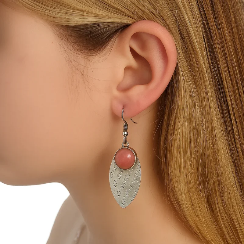 Joya femenina: Pendiente colgante de acero inoxidable con diseño de hoja texturizada.