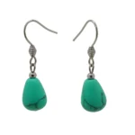 Un par de pendientes con gancho de acero y piedras pulidas en forma de gota, Turquoise