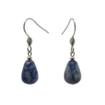 aretes de gota con piedra pulida de vetas naturales.