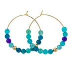 Joyas: Aros de metal con cuentas de resina y abalorios metálicos.