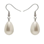 pendientes colgantes, cada uno con una perla blanca en forma de lágrima y un gancho de metal plateado con un detalle de alambre enrollado, sobre un fondo blanco.