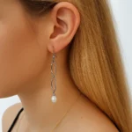 Pendientes colgantes largos de cadena plateada con eslabones ovalados y perla.
