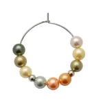 Pendiente de perla de tono suave con gancho de metal y resorte decorativo, Pendiente de Perla de tono rosado, ideal para un look romántico y sofisticado.