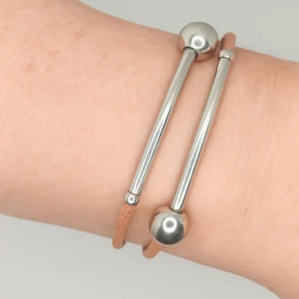"Brazalete Doble de Piel y Acero, accesorio unisex de moda con cierre seguro."