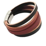 "Brazalete de Cuero de Varias Tiras de diferentes grosores y colores, modelado en la muñeca de un hombre."