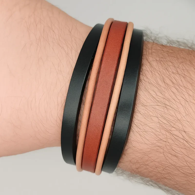 Pulsera Multicapa de Cuero con Cierre Magnético, combinando tiras negras, marrones y beige."