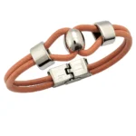 Pulsera de cuero de banda ancha con doble anillo entrelazado de acero.