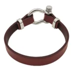 Pulsera moderna de cuero marrón oscuro con hebilla en forma de grillete.