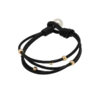 "Brazalete de piel negro con múltiples tiras de cuero y cuentas espaciadoras de metal."