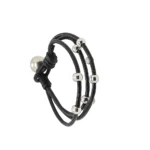 "Pulsera de Cuero con Nudos y Abalorios pequeños y grandes, de metal plateado."