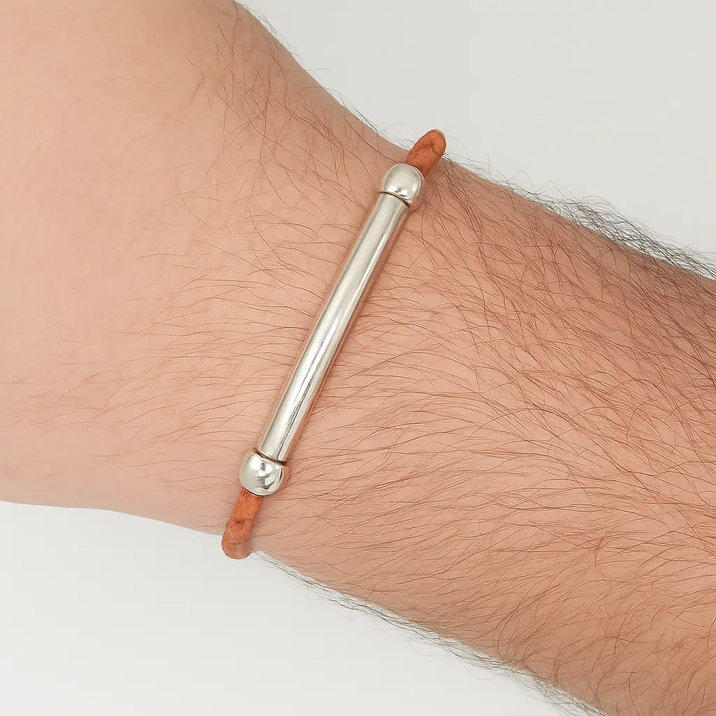 Pulsera de Cuero Trenzado Marrón con Barra de Acero Inoxidable.. Pulsera artesanal de cuero trenzado marrón con barra central de acero inoxidable pulido, diseño moderno y elegante hecho a mano.