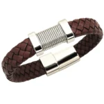 Pulsera de cuero trenzado de color marrón oscuro con un cierre y un adorno central de metal plateado pulido con textura acanalada