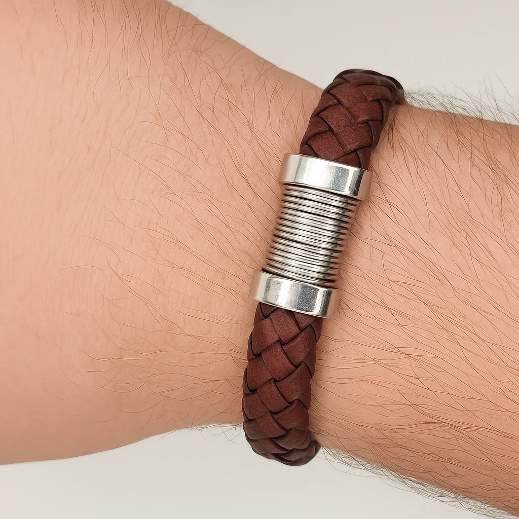 Pulsera de Cuero Trenzado Marrón con Cierre de Acero, Pulsera de cuero con diseño de bandas apiladas en la muñeca.