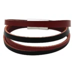 "Brazalete de Piel Bicolor con tres tiras de cuero genuino y cierre de acero inoxidable."