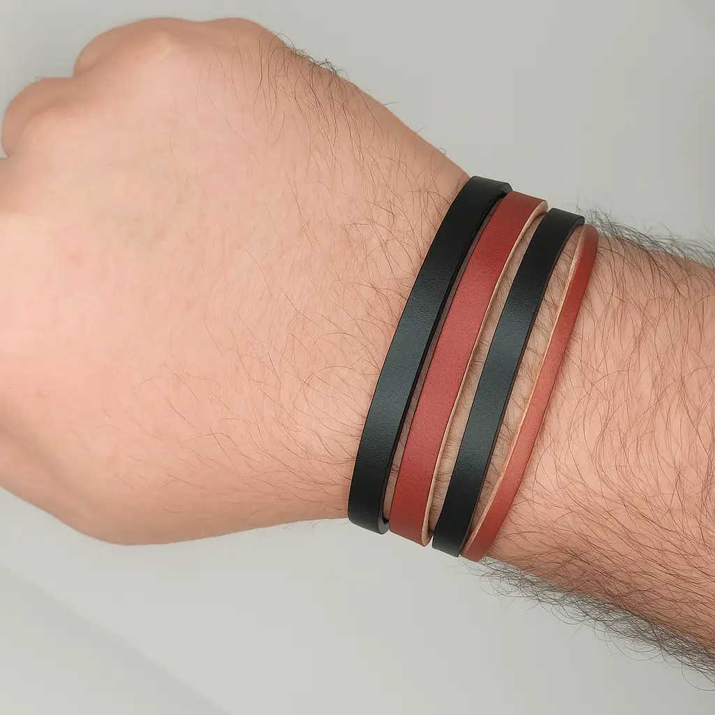 Pulsera de cuero doble tono con cierre magnético "Pulsera de Cuero de Doble Tono con Cierre Magnético, tiras negras y rojizas superpuestas."