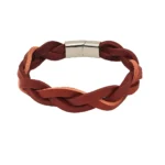 Pulsera artesanal trenzada de cuero se adapta a cualquier ocasión, desde un look casual hasta uno formal.