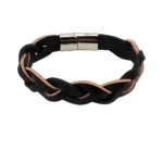 Joyería contemporánea: Brazalete de piel con diseño entrelazado.