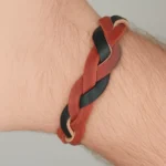 Pulsera artesanal trenzada de cuero con cierre metálico,de tiras de cuero genuino con cierre de acero pulido.