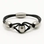 Pulsera con esferas metálicas de acero con piezas metálicas de acero pulido y cierre magnético.