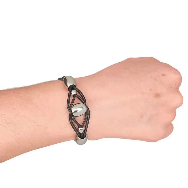 Pulsera de cuero con esferas metálicas de acero con piezas metálicas de acero pulido y cierre magnético.