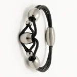 Pulsera de cuero con esferas metálicas de acero con piezas metálicas de acero pulido y cierre magnético.